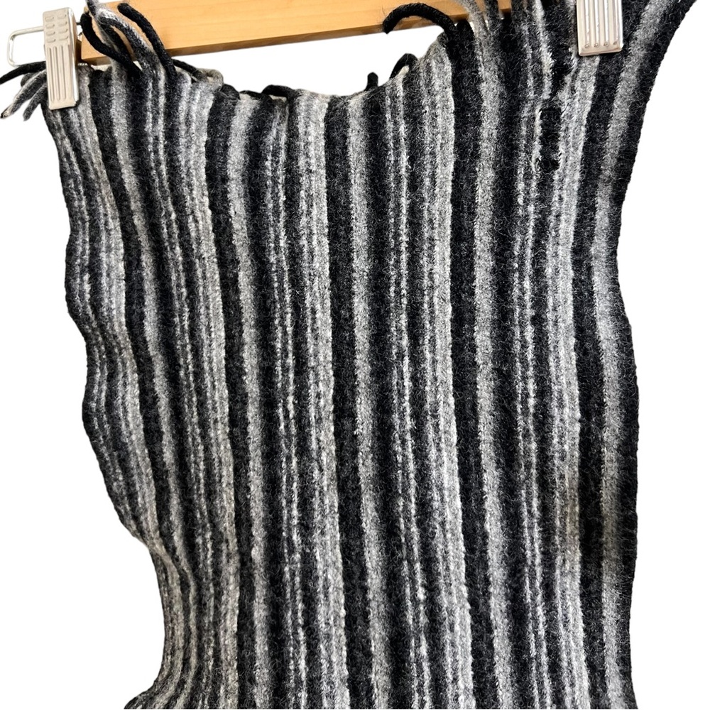 Hugo Boss scarf - Picture 3 of 5
